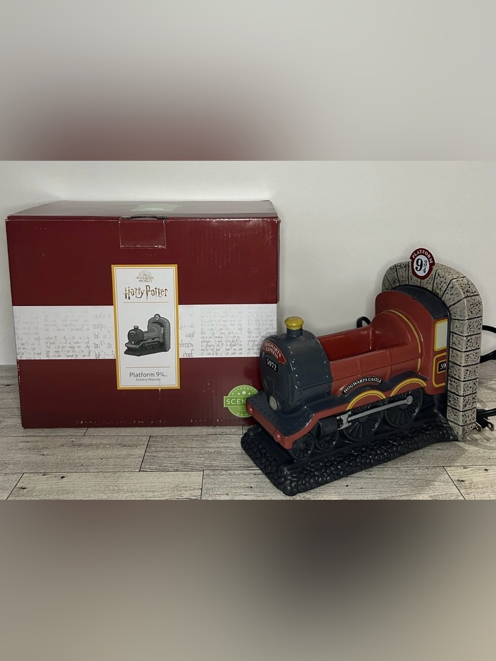 Scentsy Harry Potter Platform 9 3/4 Train Wax Warmer In Box